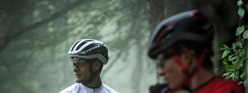 Kaksi miestä ovat metsässä ja heillä on kypärät päässä