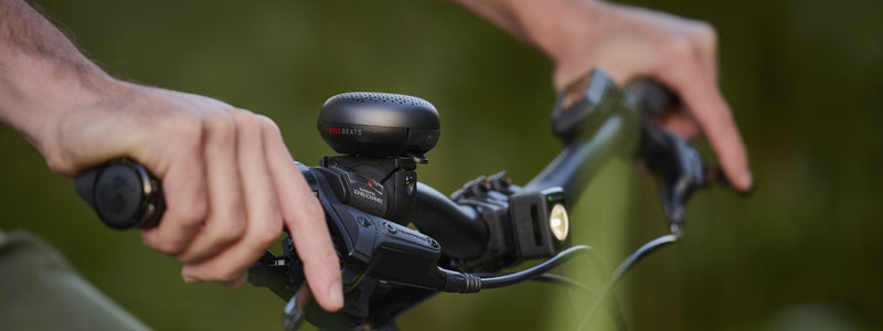 Polkupyörän soittokello kiinni tangossa jota henkilö ajaa